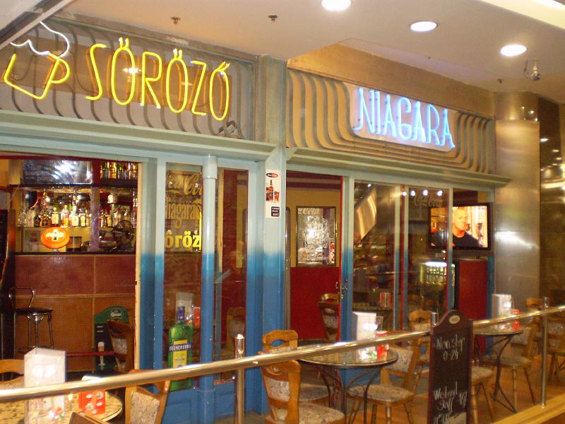 bp4 021.JPG - Niagara Pub -- A taste of Canada in Budapest.